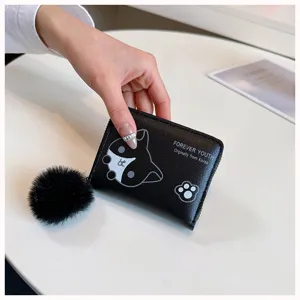 Portafoglio corto nero da donna con motivo di gatto, pon-pon peloso e chiusura con zip.