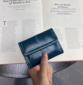 Detailaufnahme des kompakten dunkelblauen Lederkartenetuis mit dekorativer Ziernaht.
