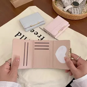Portafoglio corto da donna con stampa coccodrillo, borsellino pieghevole multitasche con cuore.