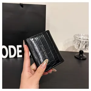 Portefeuille court pour femmes motif crocodile noir, étui à cartes minimaliste détail.