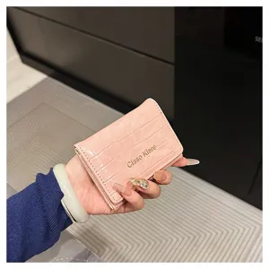 Petit portefeuille rose motif croco pour femme, porte-carte pliable minimaliste et monnaie.