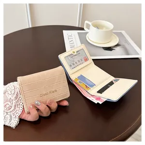 Portefeuille court à motif crocodile pour femmes, porte-cartes minimaliste plié détail.