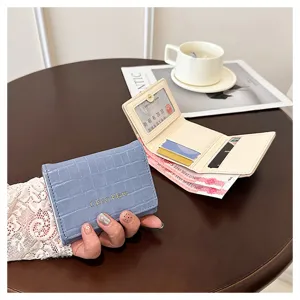 Portefeuille court femme motif crocodile compact tendance porte-cartes pliant chic.
