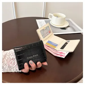 Femme motif crocodile petit portefeuille trifold mode minimaliste porte-cartes noir élégant.