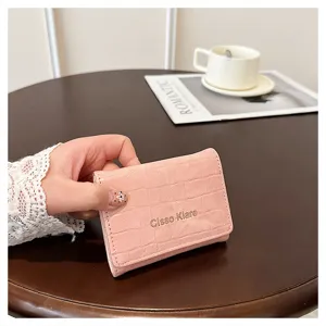 Portefeuille court rose à motif crocodile pour femmes, porte-cartes et monnaie pliant minimaliste.