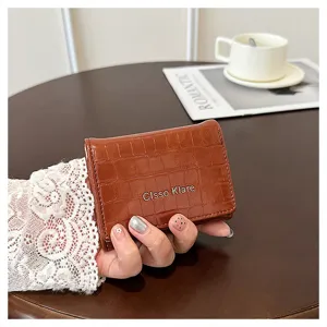 Petit portefeuille marron effet croco pour femme, porte-cartes pliant minimaliste avec fermoir.