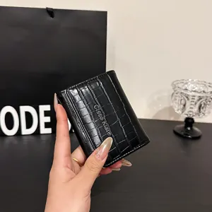 Portefeuille Court pour Femmes en Cuir PU Motif Crocodile Portefeuille Pliant Trispis Porte-Cartes Poche à Monnaie Mode Quotidienne