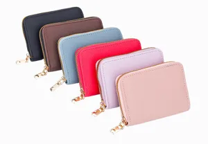 Vue détaillée du porte-cartes zippé en cuir PU multicolore compact doté de multiples fentes.