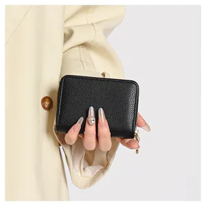Porte-cartes portefeuille compact en cuir PU noir avec fermeture éclair sécurisée et fentes.