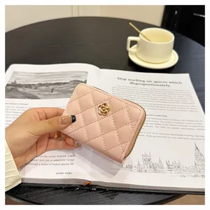 Portafoglio trapuntato rosa da donna con decoro camelia, piccolo portamonete con zip compatto