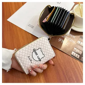 Détail de porte-cartes avec soufflets multiples, petit portefeuille zippé au fini matelassé chic.