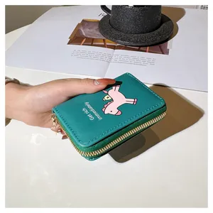 Porte-cartes zippé compact pour femme avec joli design de poney et fentes multiples.