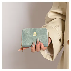 Porta carte con cerniera compatto da donna, simpatico portafoglio opaco con badge metallico.