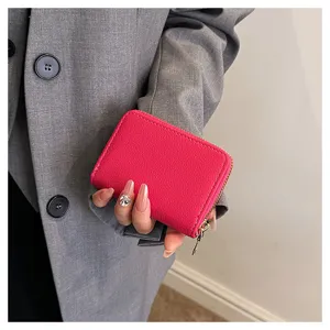 Porte-cartes en cuir PU rose, mini portefeuille zippé vue de détail texturée chic.