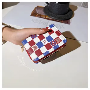 Porte-cartes compact en cuir PU avec un joli motif d'ours, fermeture éclair et fentes multiples.