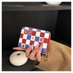 Gros plan détaillé du petit porte-cartes avec motif à carreaux et charmant design d'ours.