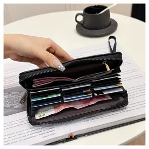 Billetera larga de cuero negro con múltiples ranuras para tarjetas y cierre de cremallera.