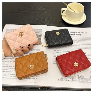 Portamonete e porta carte trapuntato chic con camelia e mini portafogli con zip colorati.