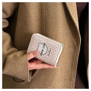 Porte-cartes matelassé pour femmes avec imprimé d'ours mignon et fermeture éclair compact.