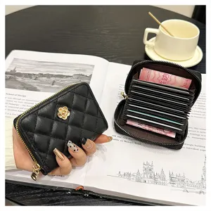 Portafoglio per carte trapuntato nero con camelia, custodia con zip compatta.