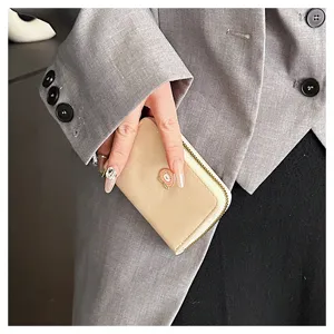 Portacarte con zip carino per donne, piccolo astuccio opaco con vari scomparti pratici.