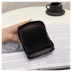 Tarjetero monedero de acordeón negro con múltiples ranuras para tarjetas y cremallera.