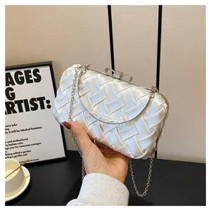 Elegante borsa da sera intrecciata bianca con tracolla a catena e chiusura a fiocco.