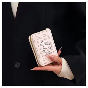 Petit porte-cartes zippé rose compact avec joli motif de cheval et détail de texte.