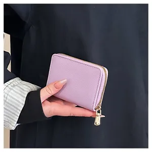 Détail de porte-cartes en cuir PU violet avec fermeture éclair et style accordéon.