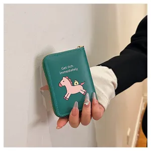Gros plan detaille du petit porte-cartes vert avec fermeture eclair et motif de poney.