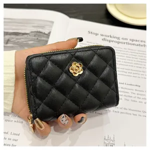 Portafoglio trapuntato nero con elegante fiore di camelia dorata, piccolo borsellino zip.
