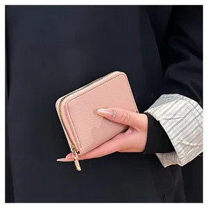 Porte-carte compact en cuir PU rose avec fermeture éclair sécurisée pour cartes.