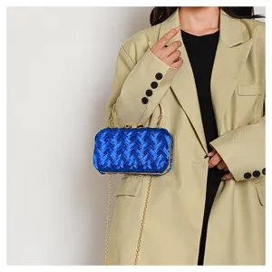 Borsa da sera intrecciata blu con catena dorata e manico in metallo per eleganti donne.