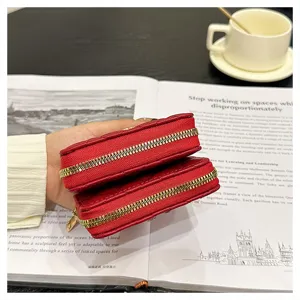 Portafoglio trapuntato rosso piccolo astuccio per carte con cerniera per donne chic.