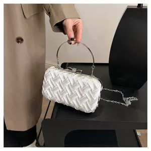 Borsa da sera intrecciata bianca con manico rotondo in metallo e catena, dettaglio.