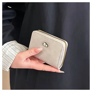 Primo piano di un porta carte con zip compatto e satinato con una simpatica decorazione a tema.