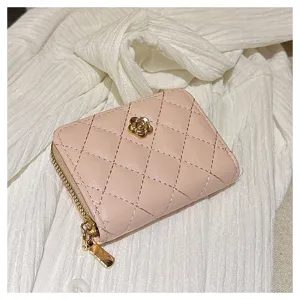 Porta carte trapuntato rosa da donna, piccolo portamonete con zip e fiore di camelia.