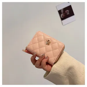 Vista dettagliata del mini portafoglio trapuntato rosa con elegante camelia e chiusura a zip.
