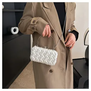 Borsa da sera bianca intrecciata con manico in metallo e catena per donna elegante.