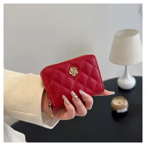 Portacarte trapuntato rosso con camelia, portafoglio con cerniera compatto e minimalista.