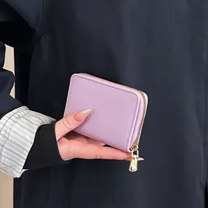 Porte-cartes en cuir PU violet avec fermeture éclair, mini portefeuille compact pour cartes.