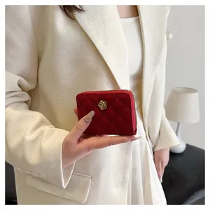 Portacarte trapuntato rosso con camelia, piccolo portamonete con zip minimalista.