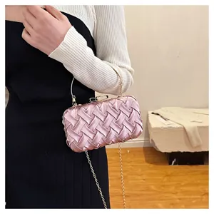 Elegante borsa da sera intrecciata rosa con manico in metallo e tracolla a catena.