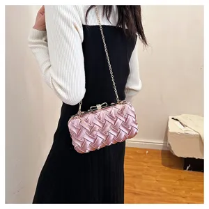 Borsa da sera intrecciata rosa pochette con tracolla a catena e fiocco per feste di donne.