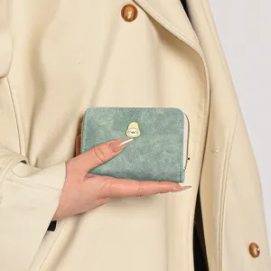 Piccolo portafoglio porta carte da donna con cerniera e simpatico design animato per uso quotidiano.