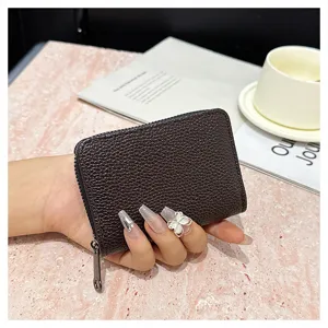 Monedero compacto de cuero texturizado marrón oscuro con cremallera para tarjetas.