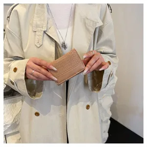 Nahaufnahme einer kurzen Damenbrieftasche aus PU-Leder mit Kroko-Muster und Metallverschluss.
