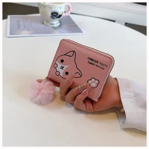 Dettaglio portafoglio corto rosa con grazioso disegno di gatto cartone animato e pompon in peluche.
