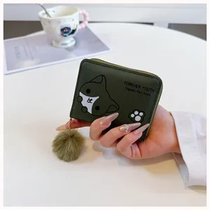 Portafoglio corto verde scuro con grazioso motivo di gatto e pon pon soffice, con zip.