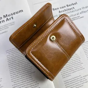 Kompaktes Kartenetui für Damen aus retro Ölwachsleder mit mehreren Fächern in braun.